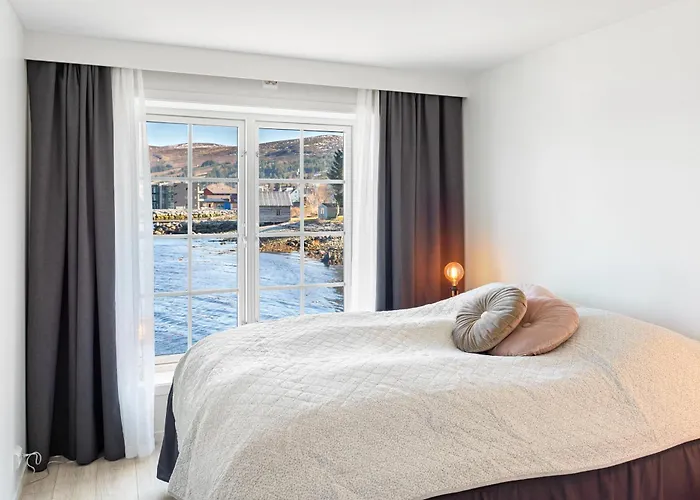 Komfortable Med Sjoutsikt Apartment Stadlandet